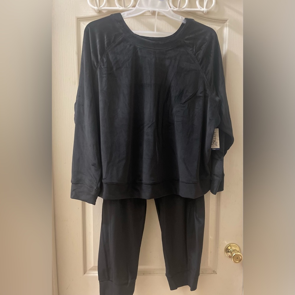 Terra & Sky Women’s Plus Size Velour Pullover Top and Joggers